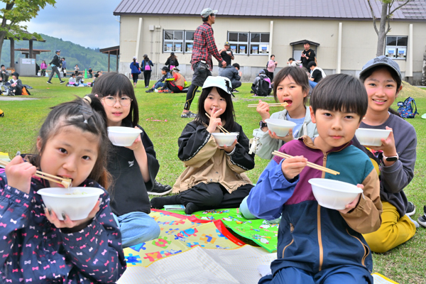 豚汁を食べる子どもたちの画像