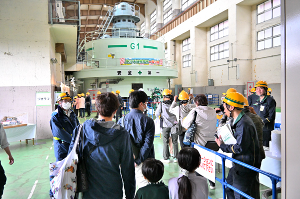 発電所内部を見学する参加者たちの画像