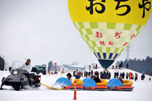 雪上を走るスノーとレインの画像