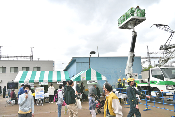 高所作業車体験を含めた会場の様子