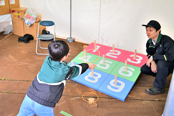 輪投げをする男の子の画像