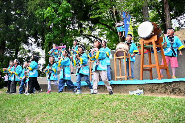 闘牛の歌を披露する東山小学校の児童の画像