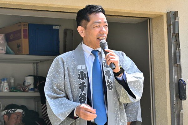 歓迎のあいさつをする市長の画像