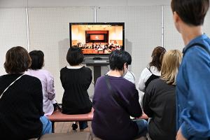 会場の様子を見守る親御さん