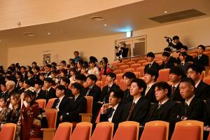 市長挨拶を聞く二十歳のみなさん