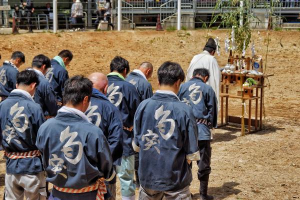 取組前に闘牛場でお祓いをする人たちの画像