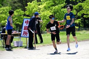 タスキをつなぐ選手の画像
