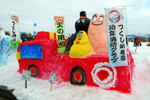 消防車とバーバパパ・ママの雪像の画像