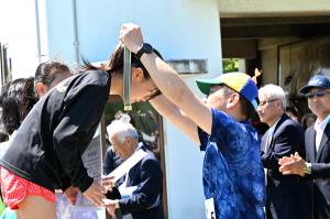 メダルが授与される女子の画像