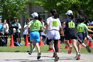 小学４～６年生女子の部でグラウンド内を走る選手の画像