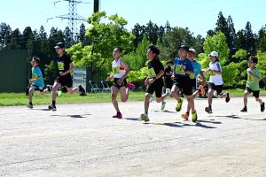 小学4～6年生男子の部で一斉にスタートする選手の写真