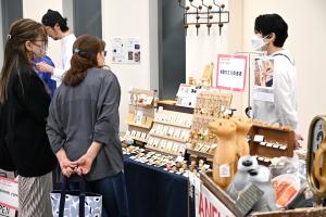 出店者と話をする来場者の画像