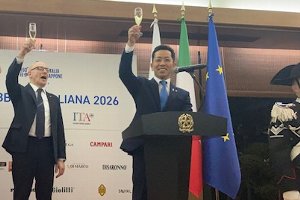 イタリア共和国ナショナルデーで乾杯をする宮崎市長の画像