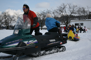 スノーモービルで遊ぶ画像