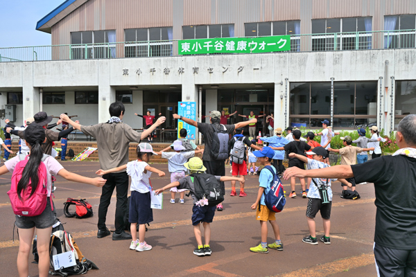 開会式のラジオ体操をするおおぜいの参加者の画像