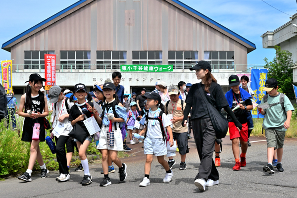 元気よくスタートする参加者たちの画像