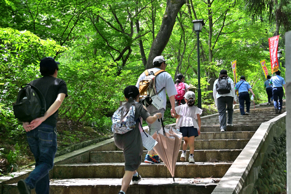 船岡公園の階段を上る参加者たちの画像