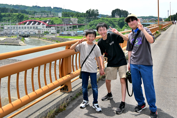山本山大橋の上でピースをする三人の小学生の画像