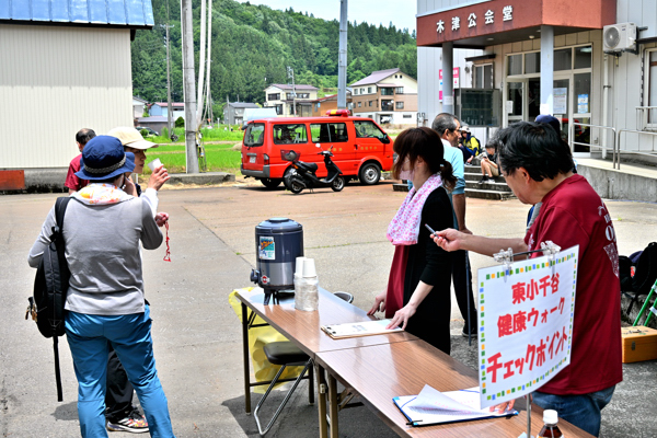 木津公会堂で水分補給する参加者の画像