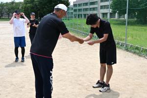 1位のチームに賞状が贈られている様子を写した写真