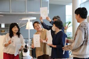 参加者と講師が詩を体現している様子