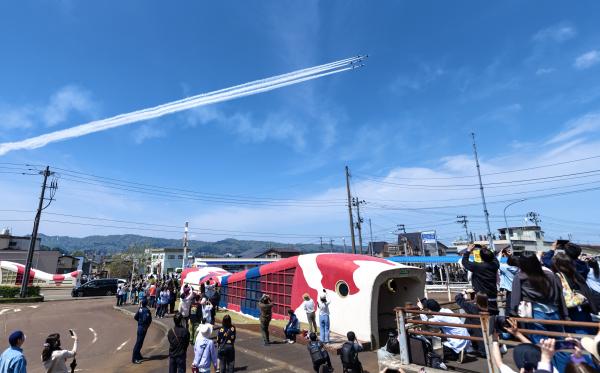 入選した河野千春さんの駅前の錦鯉の地下道とまっすぐ飛ぶブルーインパルスの写真