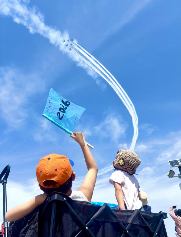 入選した古屋夏希さんのブルーインパルスを見上げる子どもの写真