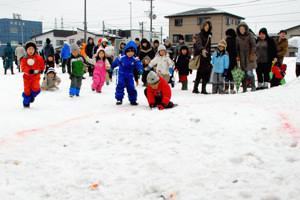 幼児レースで走る子どもたちの画像