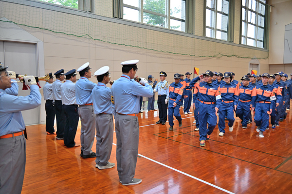 ラッパ隊と中級幹部が合同で行進の訓練をしている写真