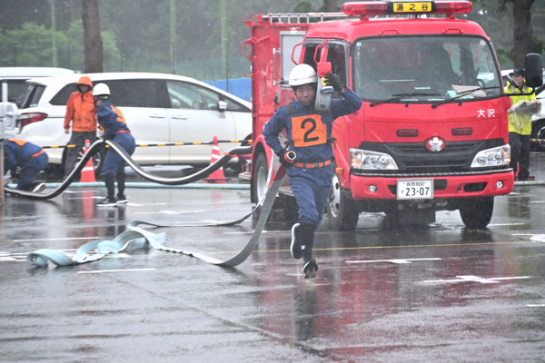 ポンプ操法訓練を行う魚沼市の消防団の画像