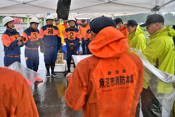 協議後に審査を受ける小千谷市の消防団の画像