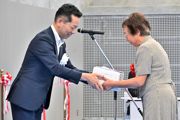 愛称提案者へ市長が目録を贈っている画像