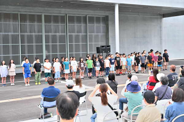 東小千谷小学校の5・6年生が合唱している様子