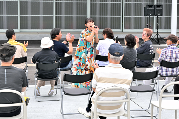 ツネイさんによるライブの様子