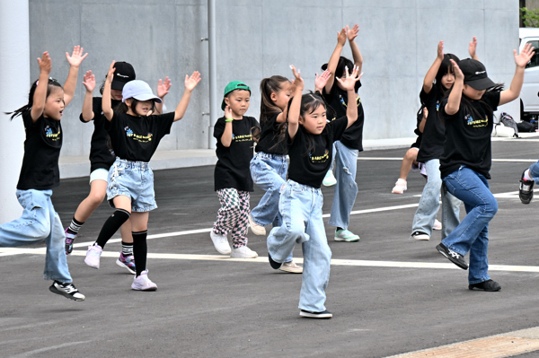 ダンスサークルの子どもたちが踊っている画像