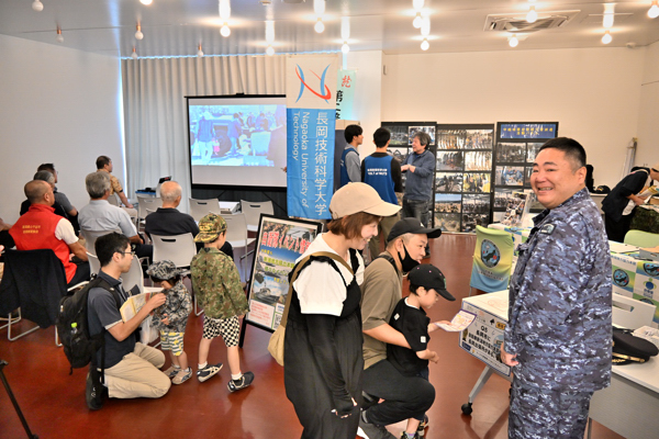 自衛隊ブースに人が集まっている画像