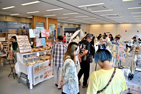 手作り品の販売やワークショップの出店が行われている画像
