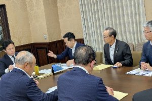 財務省へ要望活動をする宮崎市長の画像