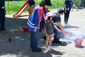 正しい花火の遊び方を実際にやってみる園児の写真