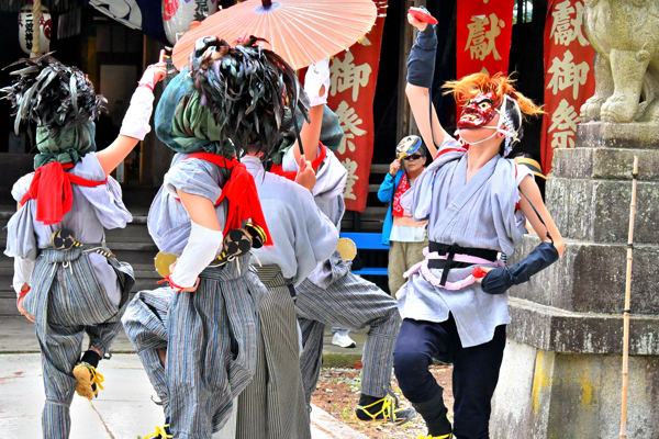 二荒神社の境内で豊年獅子舞を披露している画像