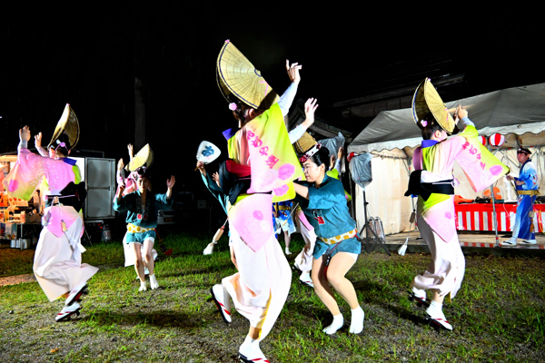 おぢや連が阿波踊りをしている画像