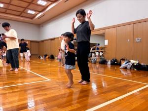 親子で体操している様子です。