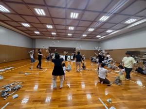 新聞紙遊びの様子です。