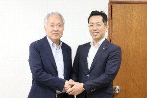TDK㈱センサシステムズビジネスカンパニー筒井CEOと市長の画像