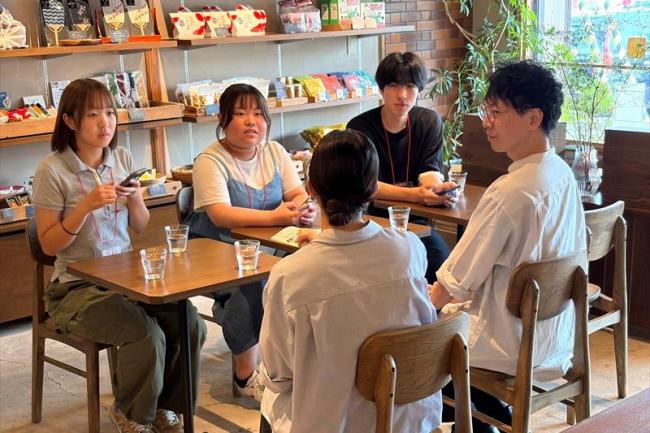 個人商店にインタビューを行う学生の画像