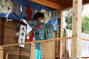 大鉾舞の様子、力強く大鉾を振りかざして邪気を払う