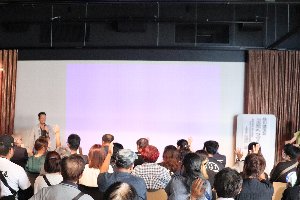 講演会で挨拶をする宮崎市長の画像