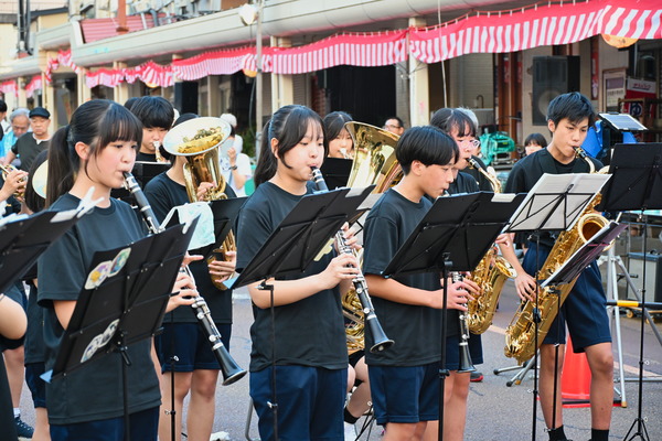 東小千谷中学校生徒による吹奏楽演奏の画像