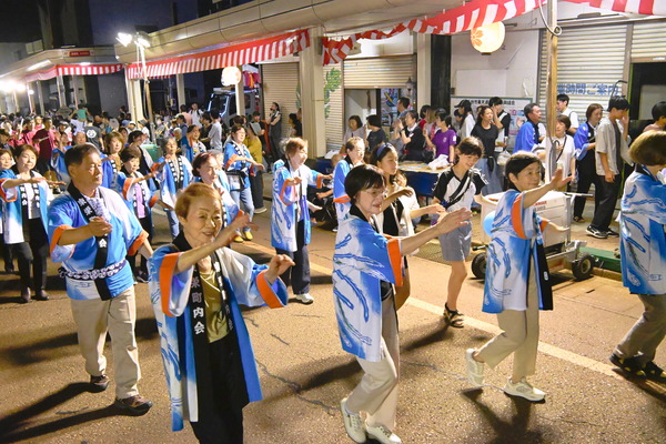 おぢゃれ節に合わせて踊る市民の画像
