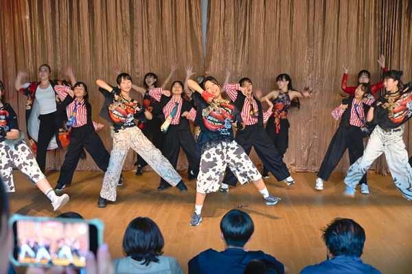 ダンスを披露するこどもたちの画像
